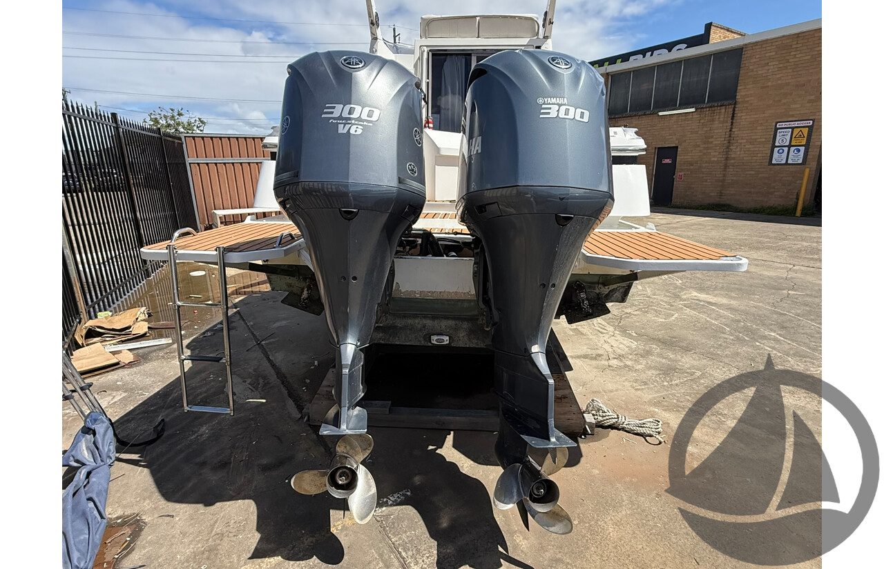 NO RESERVE | 1997 Fastlane 30 Flybridge, Twin Yamaha 300HP Four-Stroke Outboards