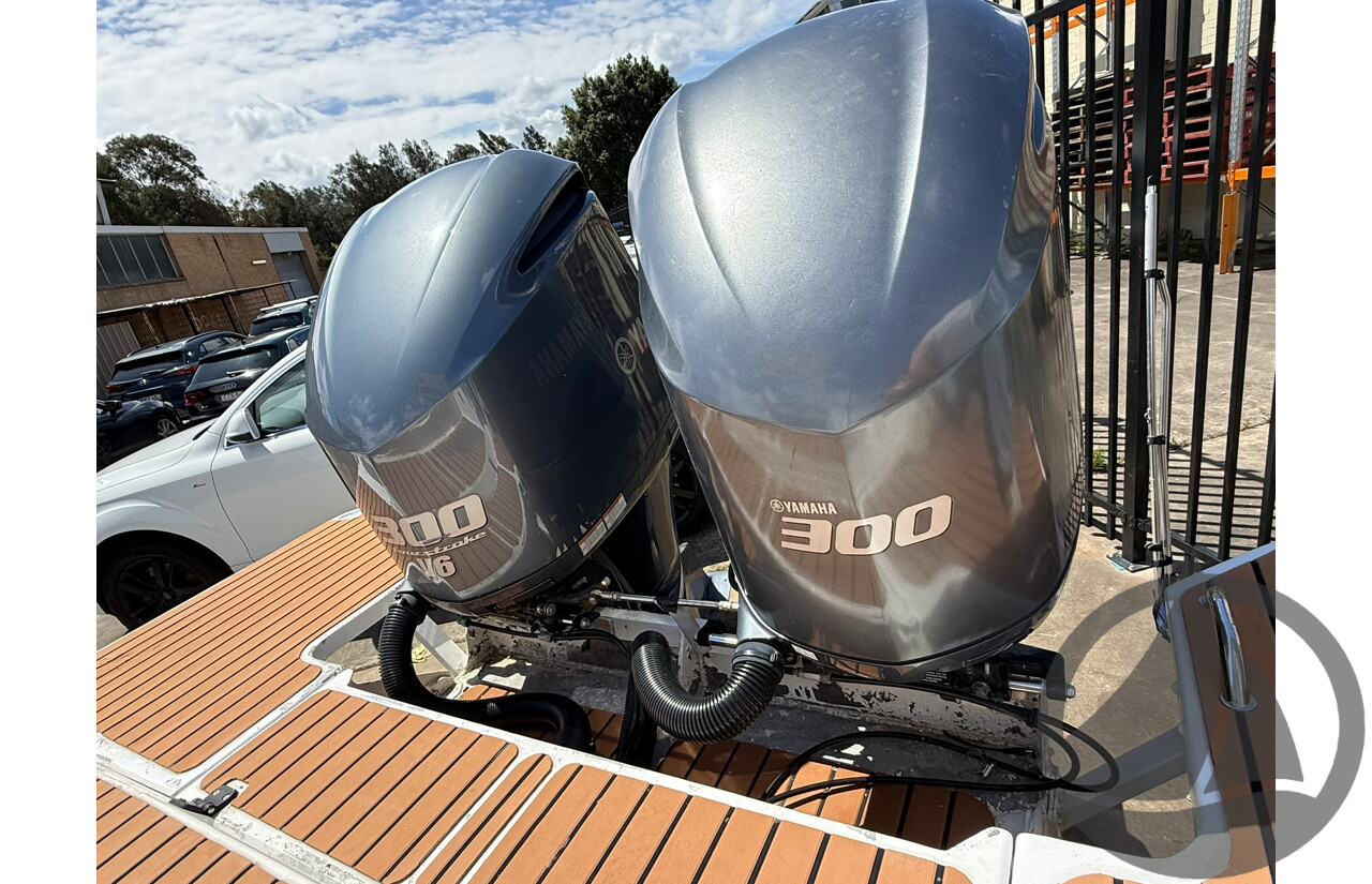 NO RESERVE | 1997 Fastlane 30 Flybridge, Twin Yamaha 300HP Four-Stroke Outboards