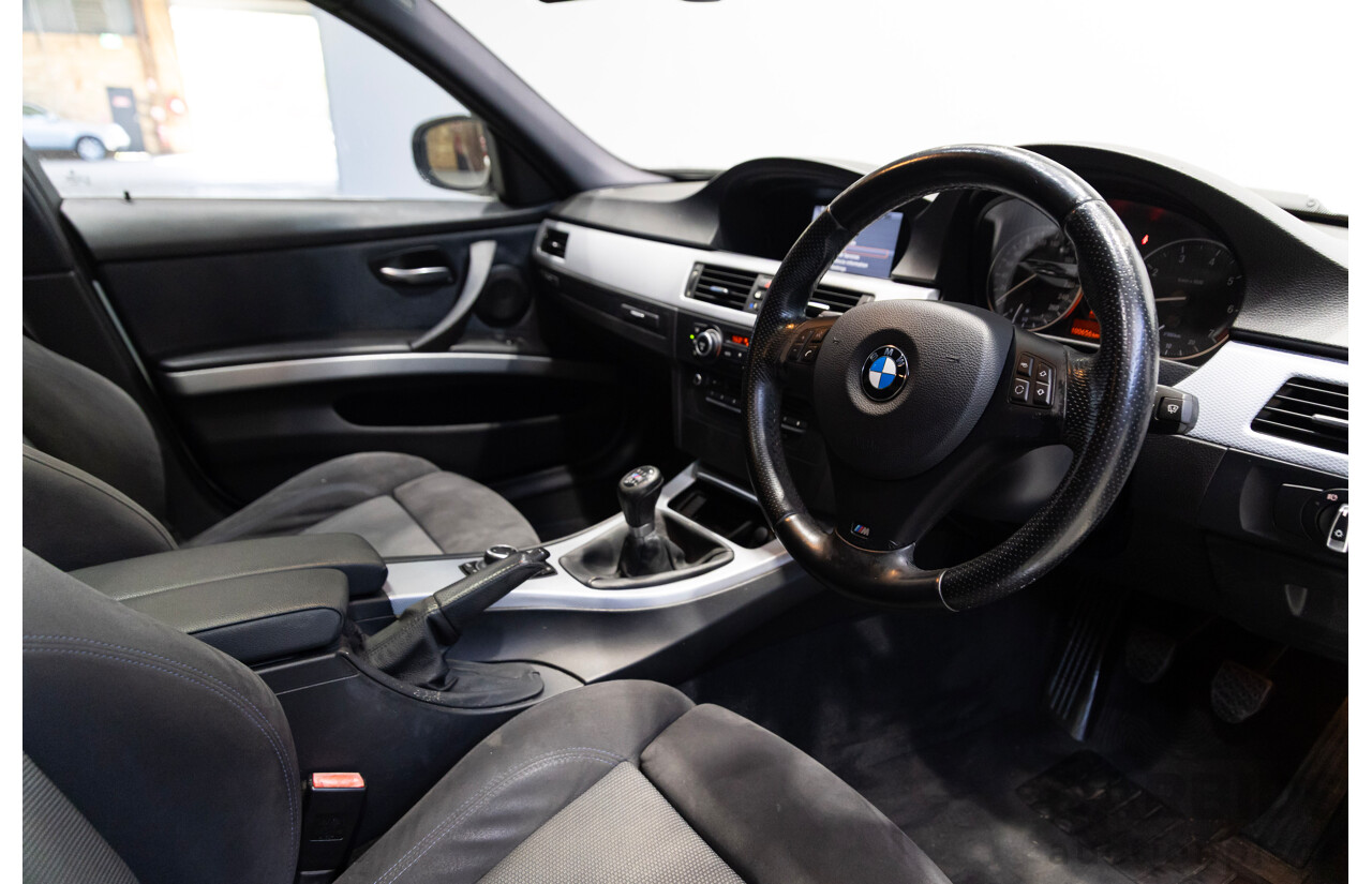 01/2011 BMW 320i Lifestyle E90 MY11 4d Sedan Alpine White 2.0L