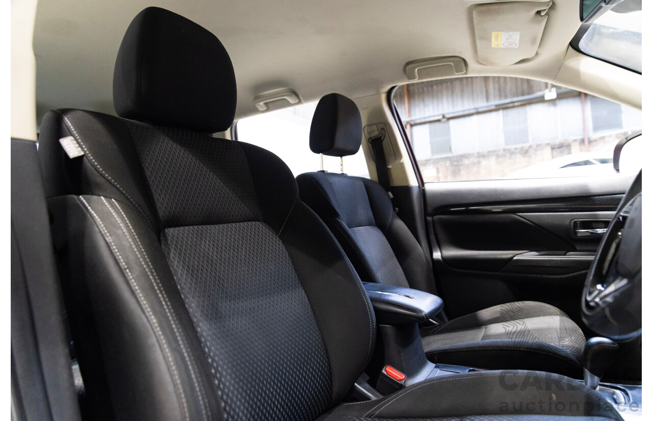 09/2020 Mitsubishi Outlander ES 7-seater ZL MY21 4D Wagon Red 2.4L