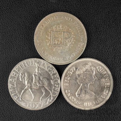 Three Great Britain UNC Twenty Five Pence Coins, 1972, 1977