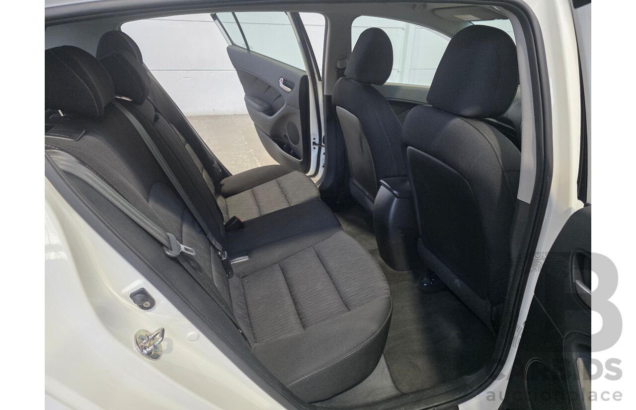 05/2015 Kia Cerato S YD MY15 5d Hatchback White 1.8L