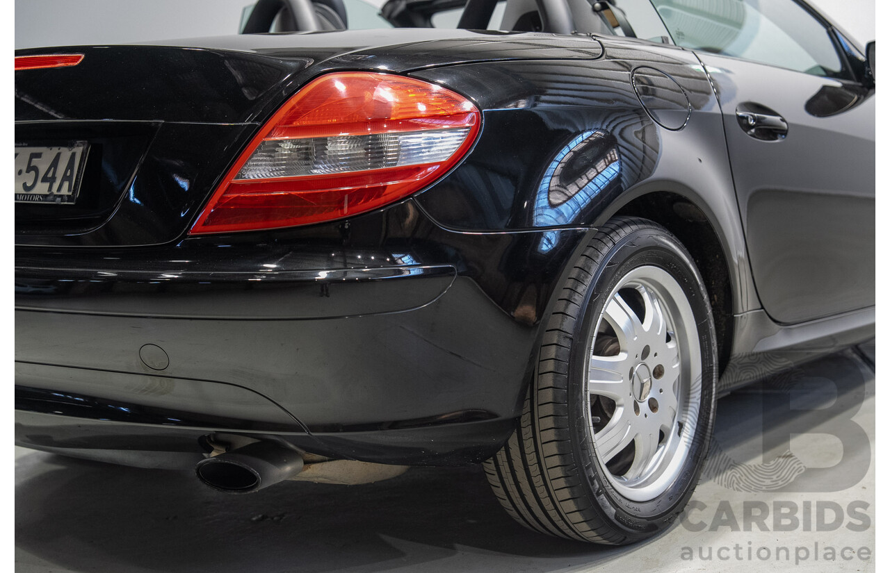 02/2005 Mercedes-Benz SLK200 Kompressor R171 2d Convertible Black 1.8L