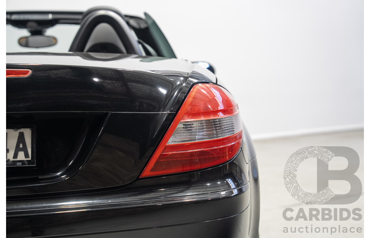 02/2005 Mercedes-Benz SLK200 Kompressor R171 2d Convertible Black 1.8L