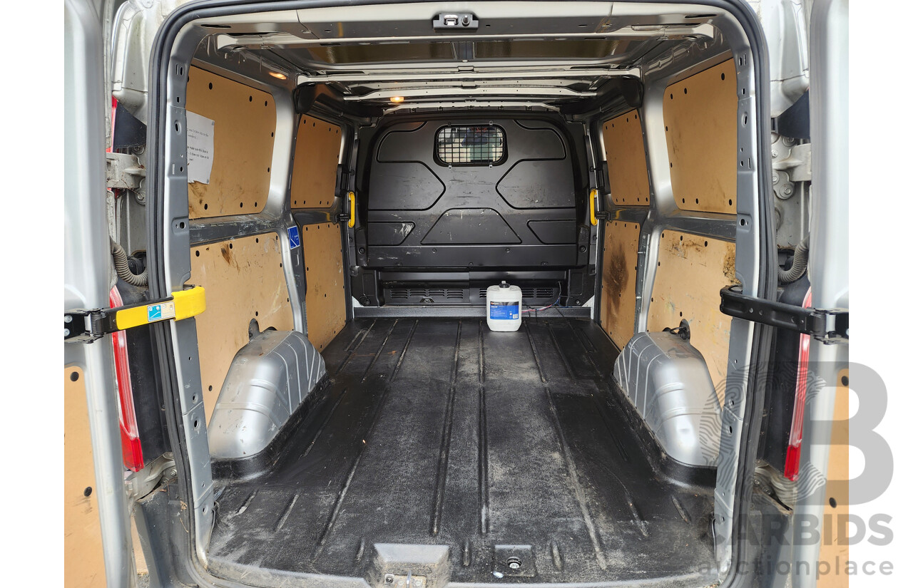 04/2017 Ford Transit Custom 290S (swb) VN 5d Van Silver 2.0L