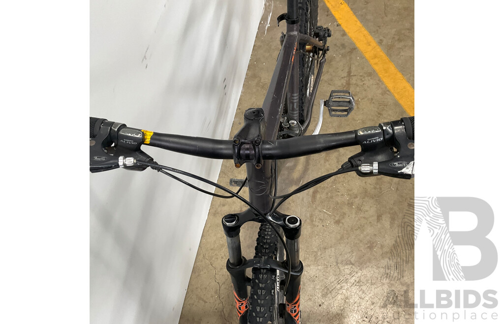 GIANT Revel Mountain Bike