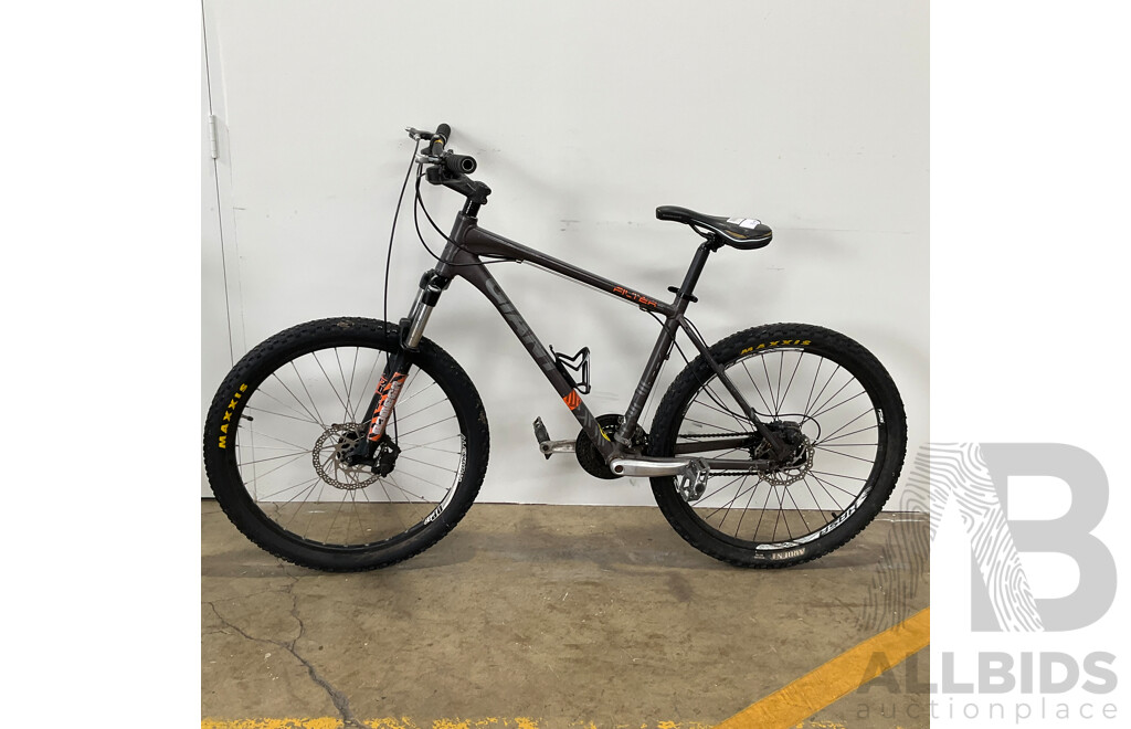 GIANT Revel Mountain Bike