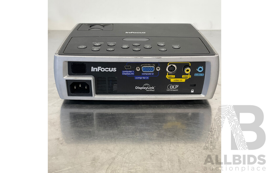 INFOCUS (IN1102) Ultra-Portable Digital Projector & Coiled VGA Cable with Delux Vertical Ergonomic Mouse
