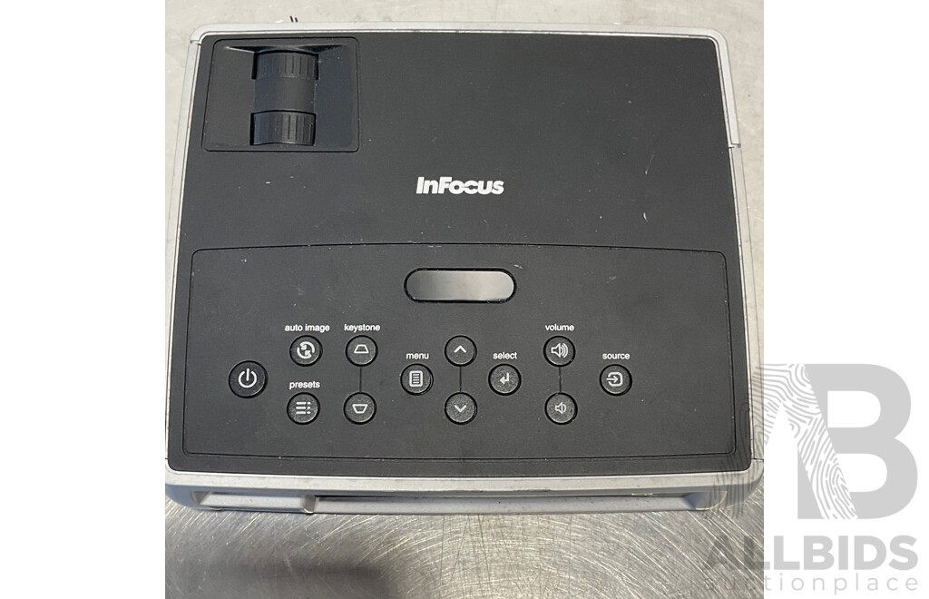 INFOCUS (IN1102) Ultra-Portable Digital Projector & Coiled VGA Cable with Delux Vertical Ergonomic Mouse