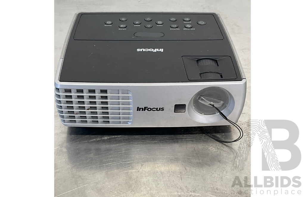 INFOCUS (IN1102) Ultra-Portable Digital Projector & Coiled VGA Cable with Delux Vertical Ergonomic Mouse