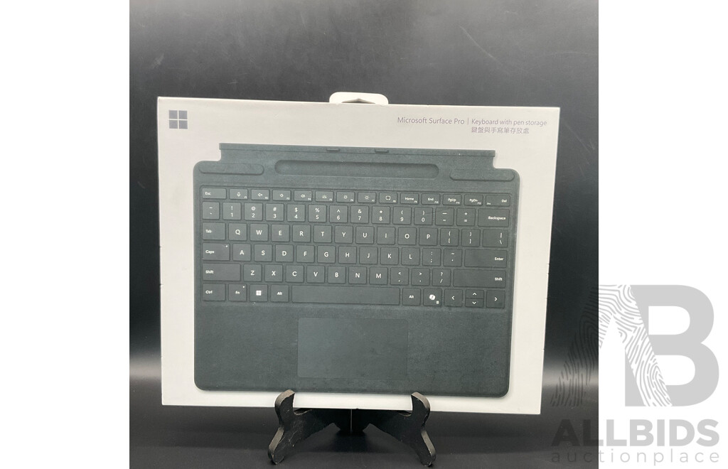 MICROSOFT Surface Pro 13-Inch Keyboard with Pen Storage