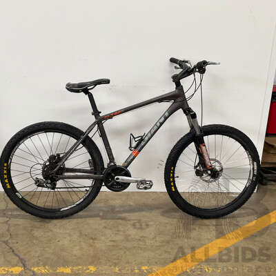 GIANT Revel Mountain Bike