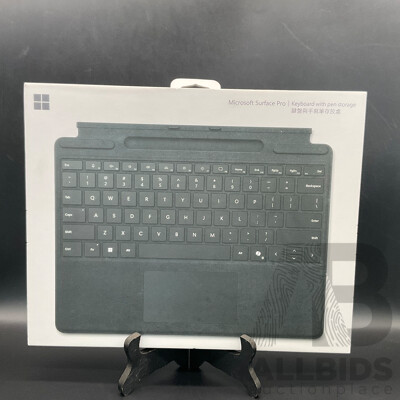 MICROSOFT Surface Pro 13-Inch Keyboard with Pen Storage