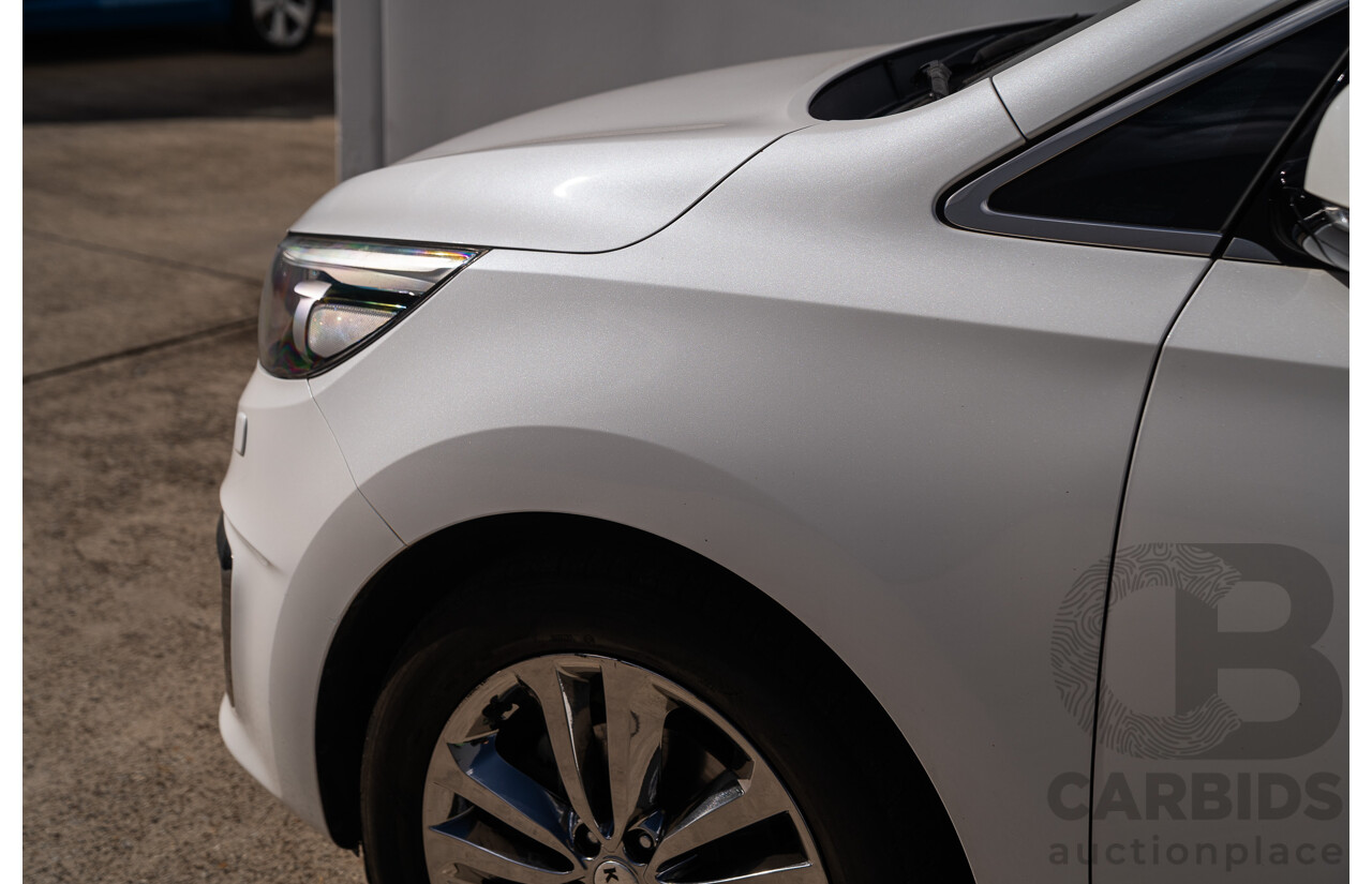 02/2018 Kia Carnival Platinum YP MY18 4d Wagon Snow Pearl White Turbo Diesel 2.2L - 8 Seater