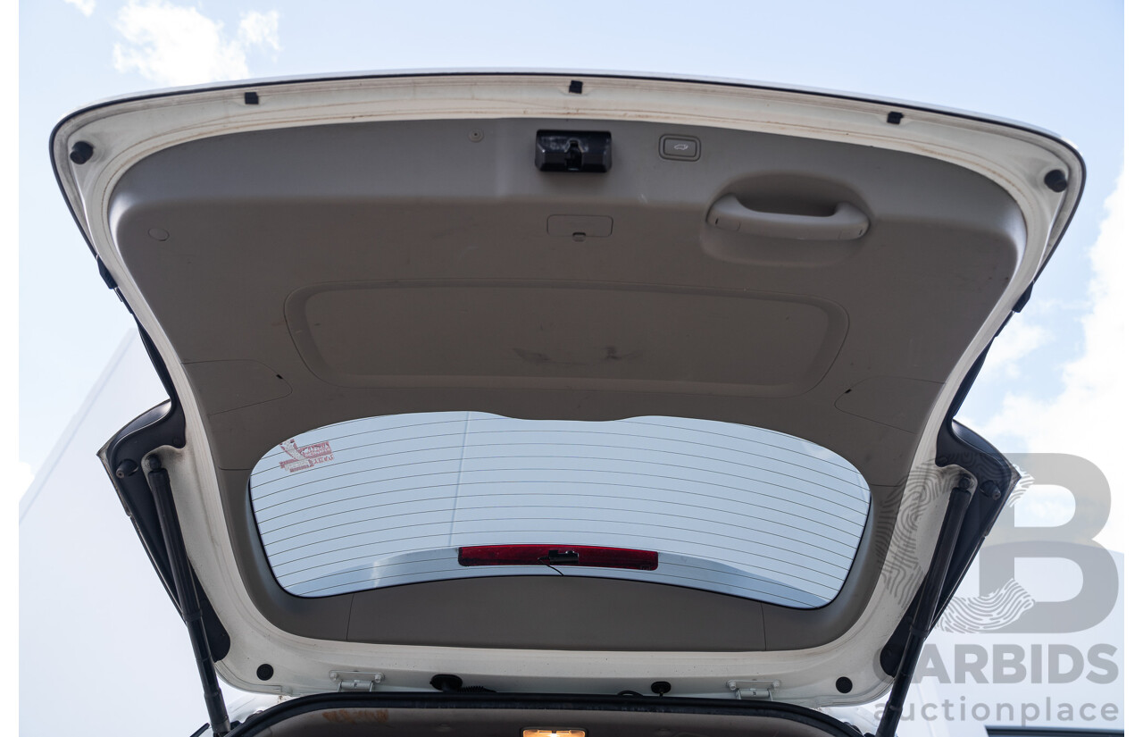 02/2018 Kia Carnival Platinum YP MY18 4d Wagon Snow Pearl White Turbo Diesel 2.2L - 8 Seater