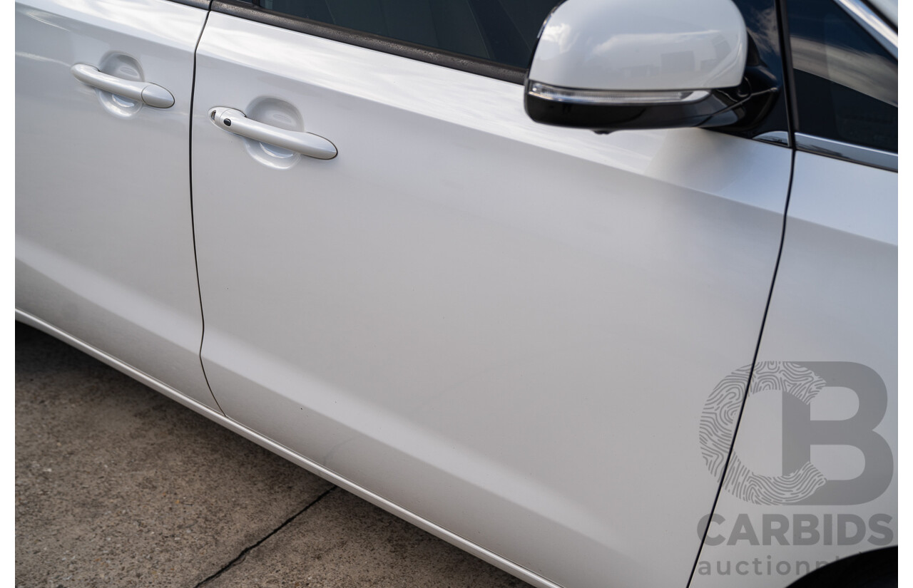 02/2018 Kia Carnival Platinum YP MY18 4d Wagon Snow Pearl White Turbo Diesel 2.2L - 8 Seater