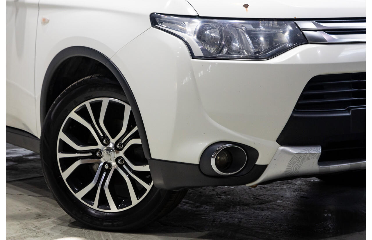 02/2015 Mitsubishi Outlander ES (4x4) ZJ MY14.5 4d Wagon White 2.4L