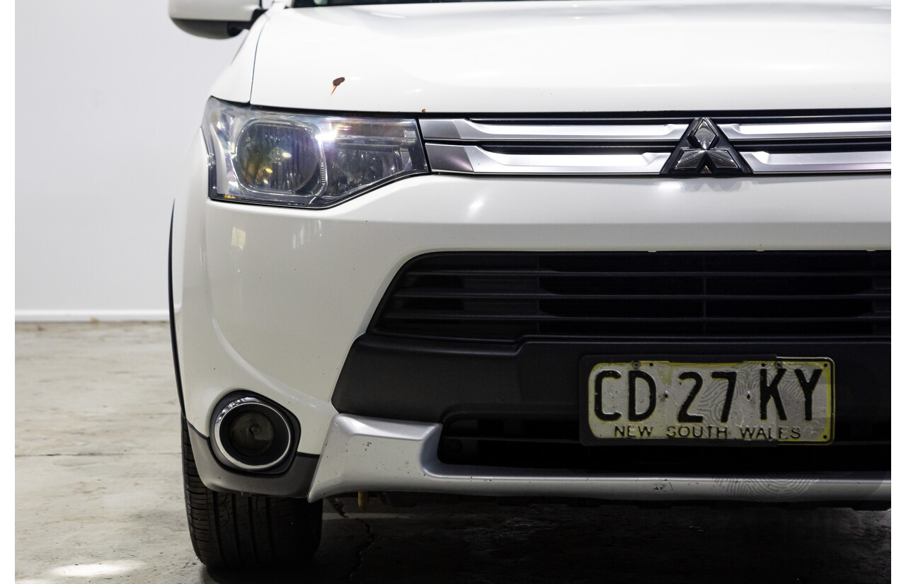 02/2015 Mitsubishi Outlander ES (4x4) ZJ MY14.5 4d Wagon White 2.4L