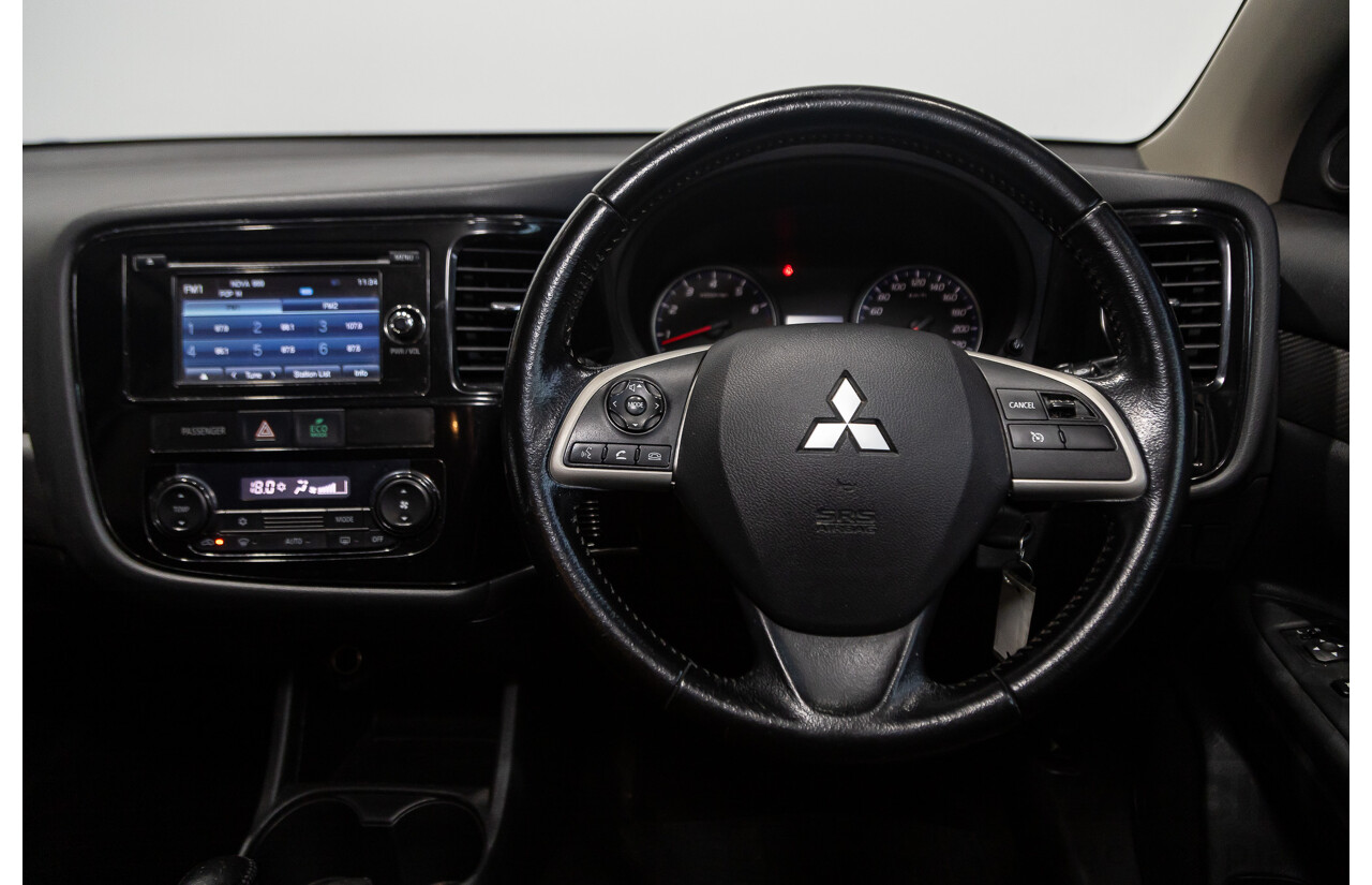 02/2015 Mitsubishi Outlander ES (4x4) ZJ MY14.5 4d Wagon White 2.4L