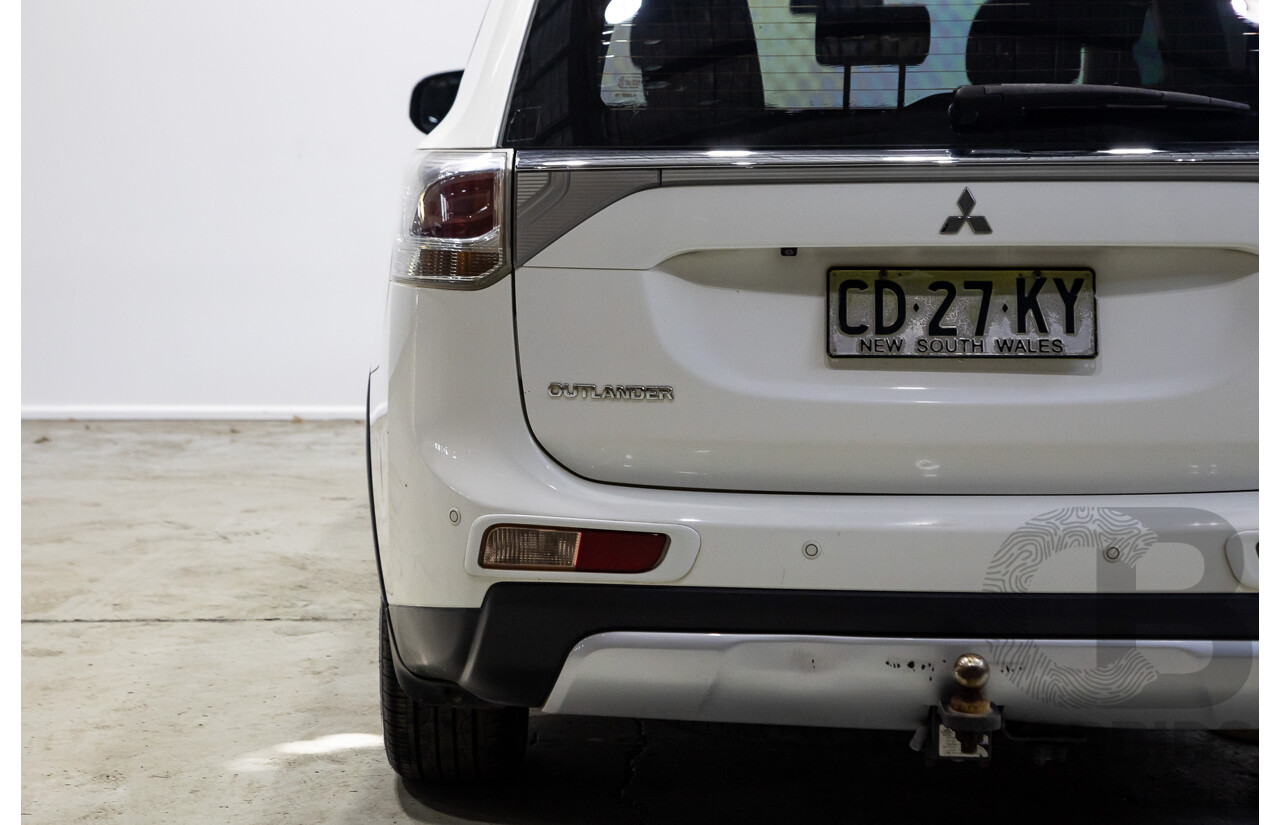02/2015 Mitsubishi Outlander ES (4x4) ZJ MY14.5 4d Wagon White 2.4L