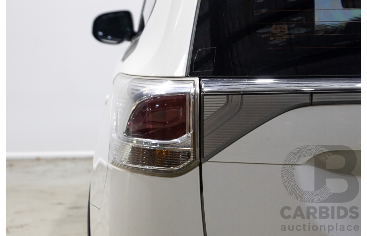 02/2015 Mitsubishi Outlander ES (4x4) ZJ MY14.5 4d Wagon White 2.4L
