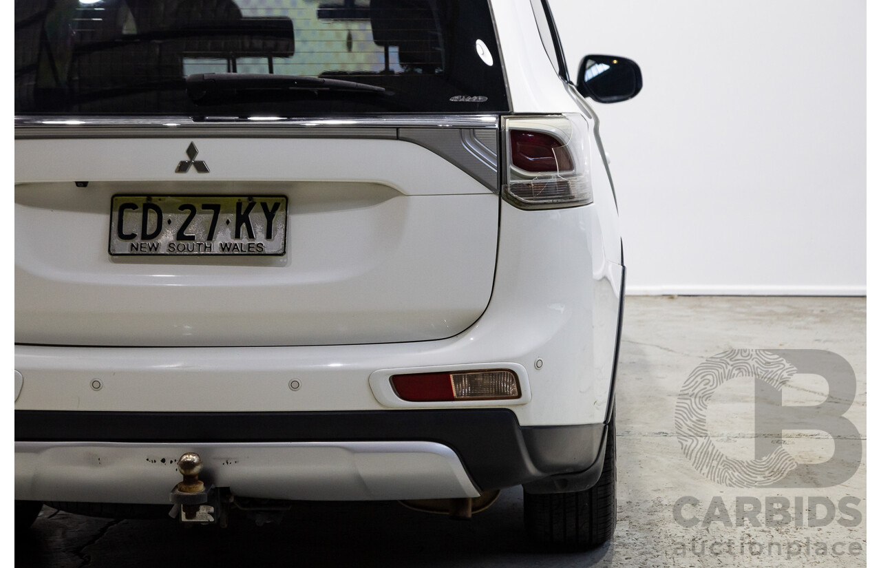 02/2015 Mitsubishi Outlander ES (4x4) ZJ MY14.5 4d Wagon White 2.4L