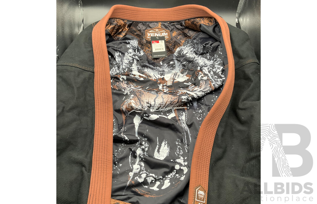 VENUM BJJ GI ABSOLUTE GORILLA, 2x VENUM Pants & VENUM Carry Bag - LOT of 4