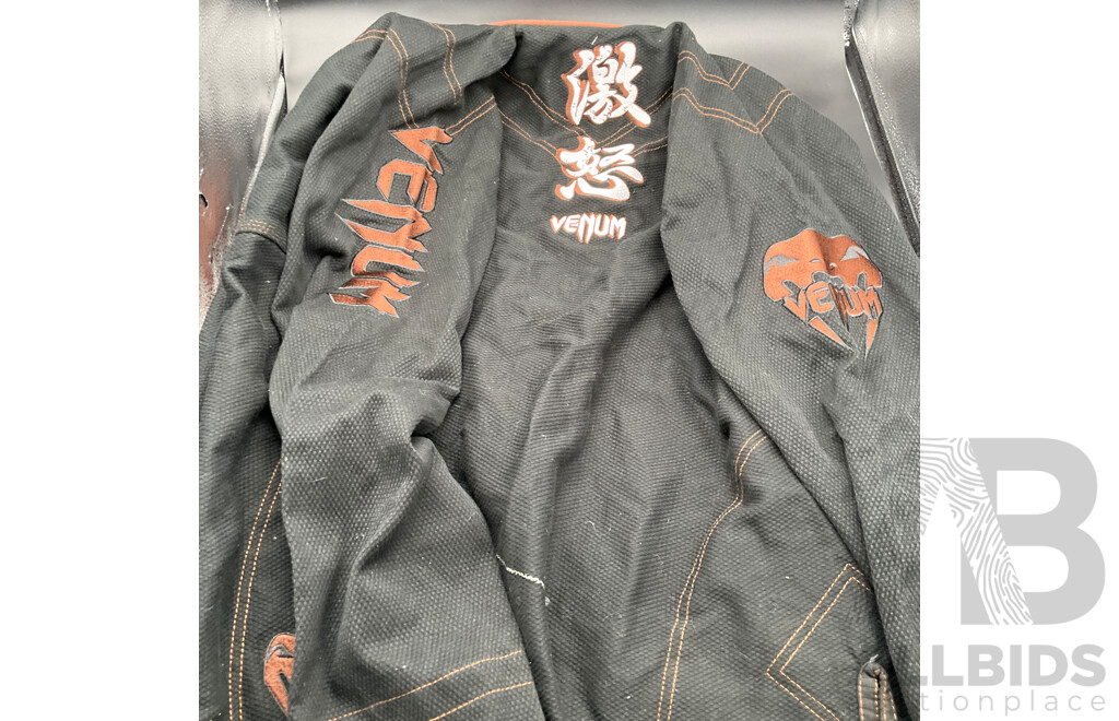 VENUM BJJ GI ABSOLUTE GORILLA, 2x VENUM Pants & VENUM Carry Bag - LOT of 4