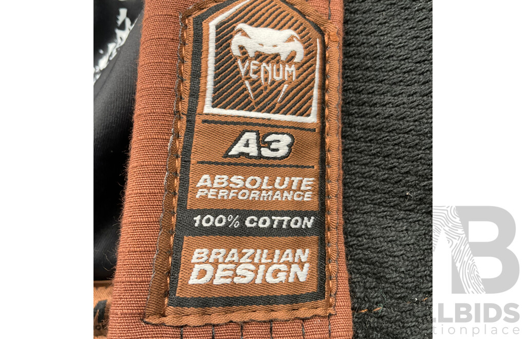 VENUM BJJ GI ABSOLUTE GORILLA, 2x VENUM Pants & VENUM Carry Bag - LOT of 4