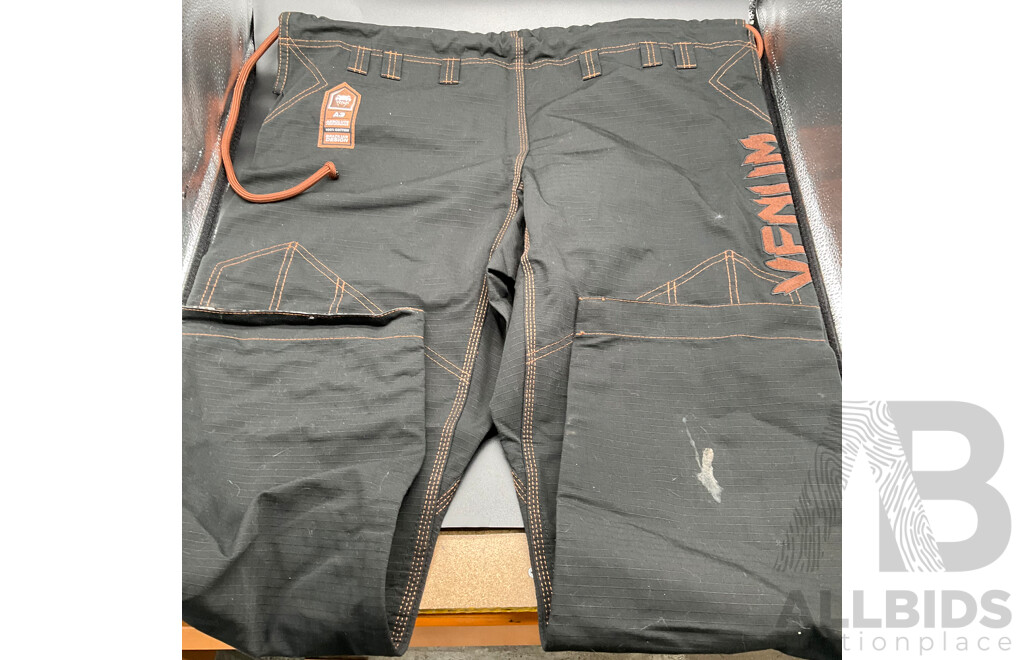 VENUM BJJ GI ABSOLUTE GORILLA, 2x VENUM Pants & VENUM Carry Bag - LOT of 4