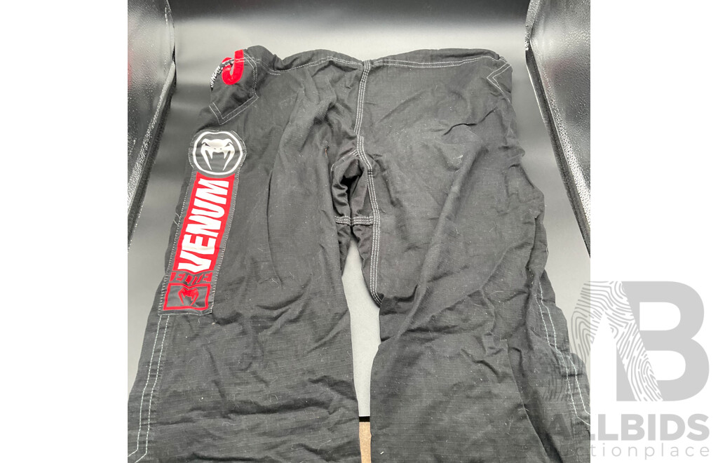 VENUM BJJ GI ABSOLUTE GORILLA, 2x VENUM Pants & VENUM Carry Bag - LOT of 4