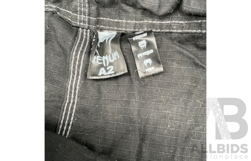 VENUM BJJ GI ABSOLUTE GORILLA, 2x VENUM Pants & VENUM Carry Bag - LOT of 4