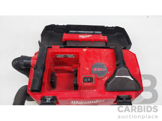 MILWAUKEE M18 Wet/Dry Vacuum - Bag and Light