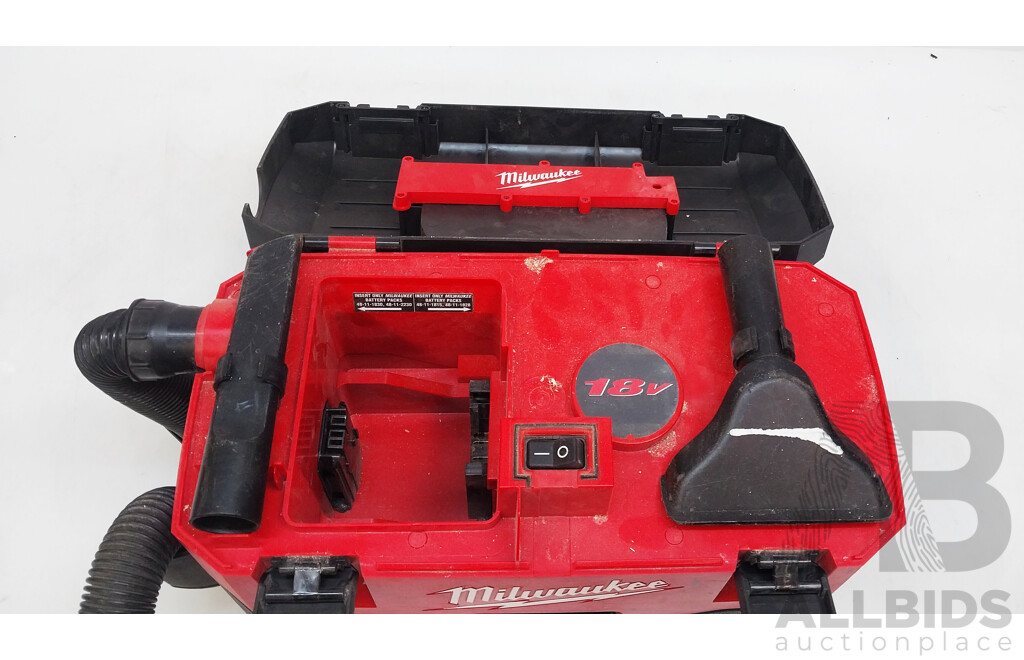 MILWAUKEE M18 Wet/Dry Vacuum - Bag and Light