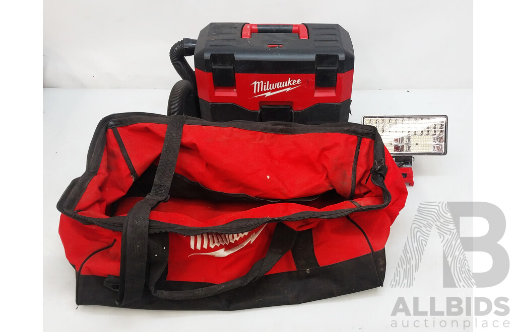 MILWAUKEE M18 Wet/Dry Vacuum - Bag and Light