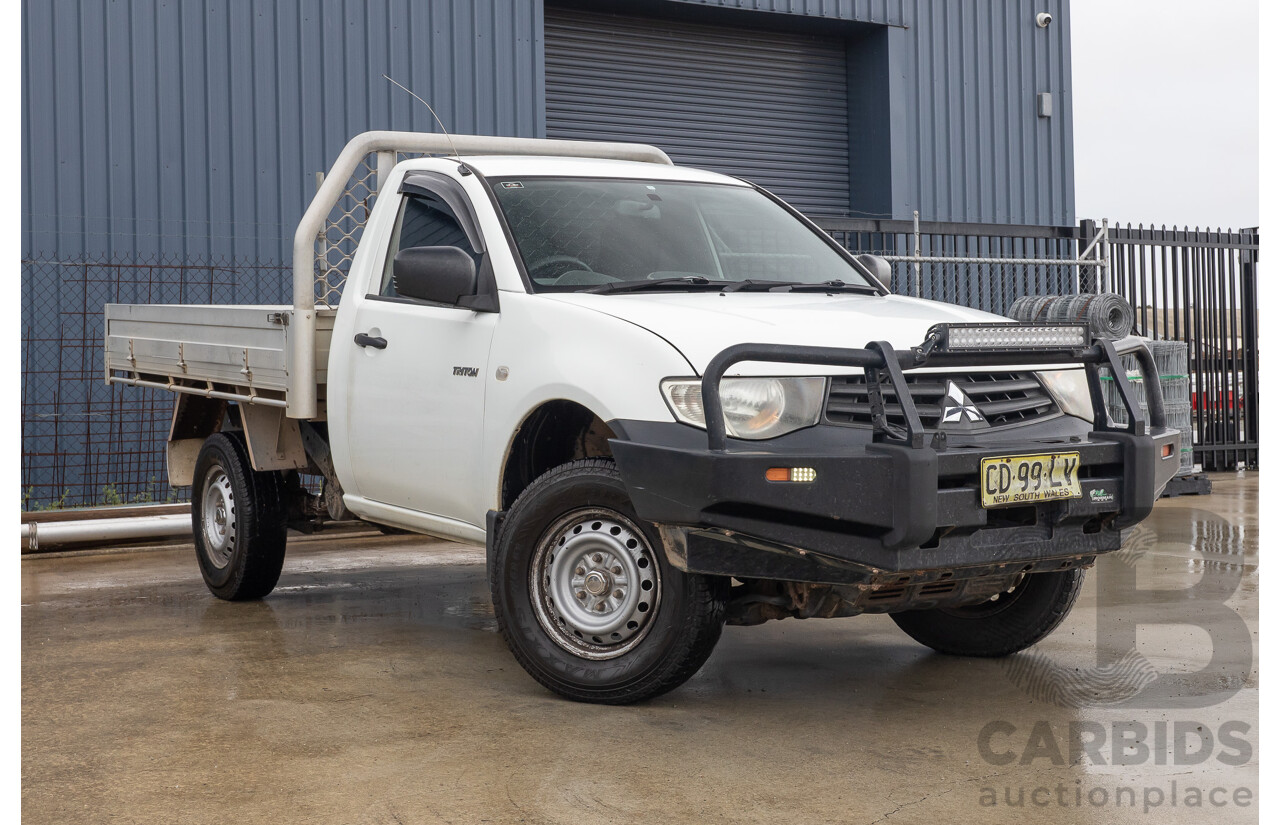 03/2015 Mitsubishi Triton GL MN MY15 C/Chas white 2.4L