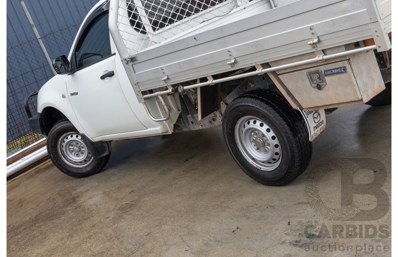 03/2015 Mitsubishi Triton GL MN MY15 C/Chas white  2.4L