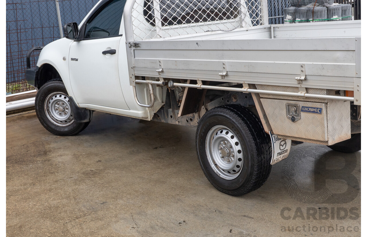 03/2015 Mitsubishi Triton GL MN MY15 C/Chas white  2.4L