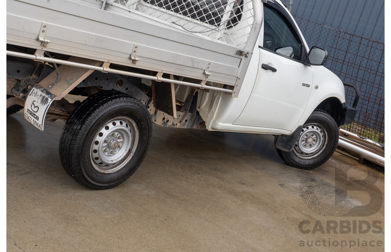 03/2015 Mitsubishi Triton GL MN MY15 C/Chas white  2.4L