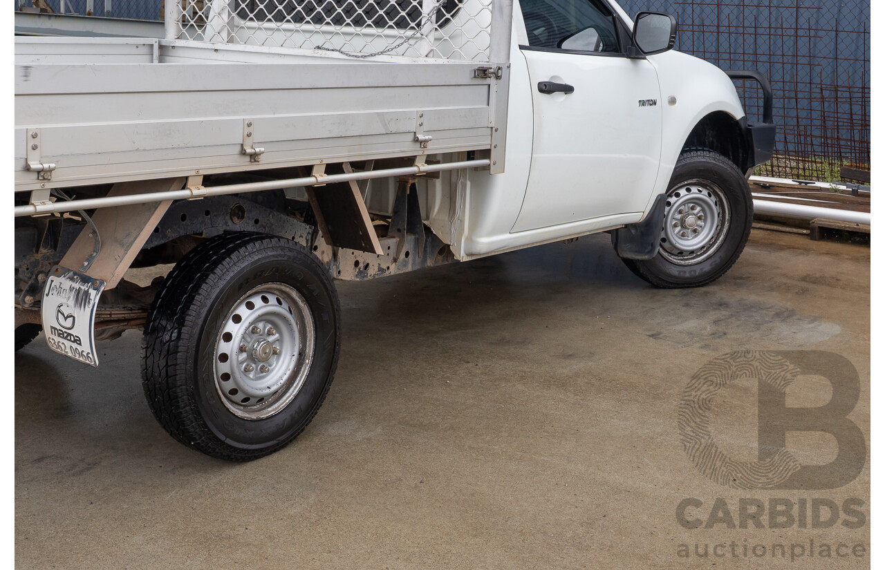 03/2015 Mitsubishi Triton GL MN MY15 C/Chas white  2.4L