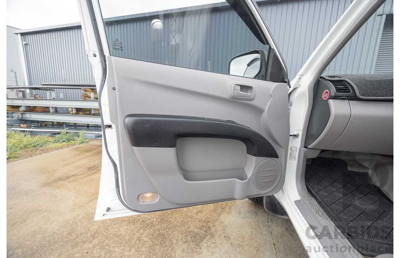 03/2015 Mitsubishi Triton GL MN MY15 C/Chas white  2.4L