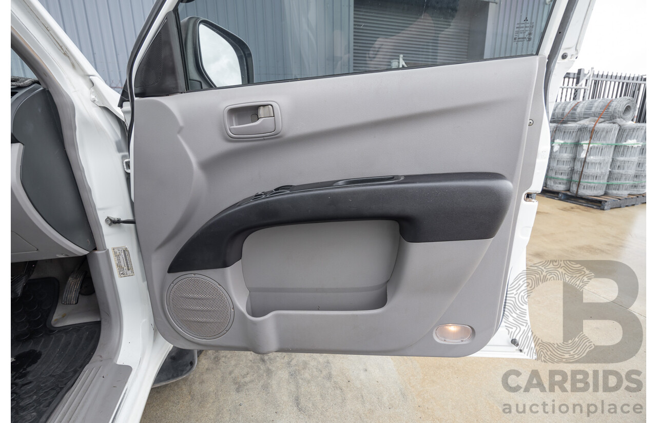 03/2015 Mitsubishi Triton GL MN MY15 C/Chas white  2.4L