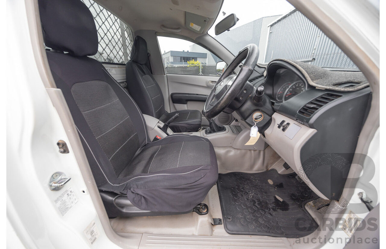 03/2015 Mitsubishi Triton GL MN MY15 C/Chas white  2.4L