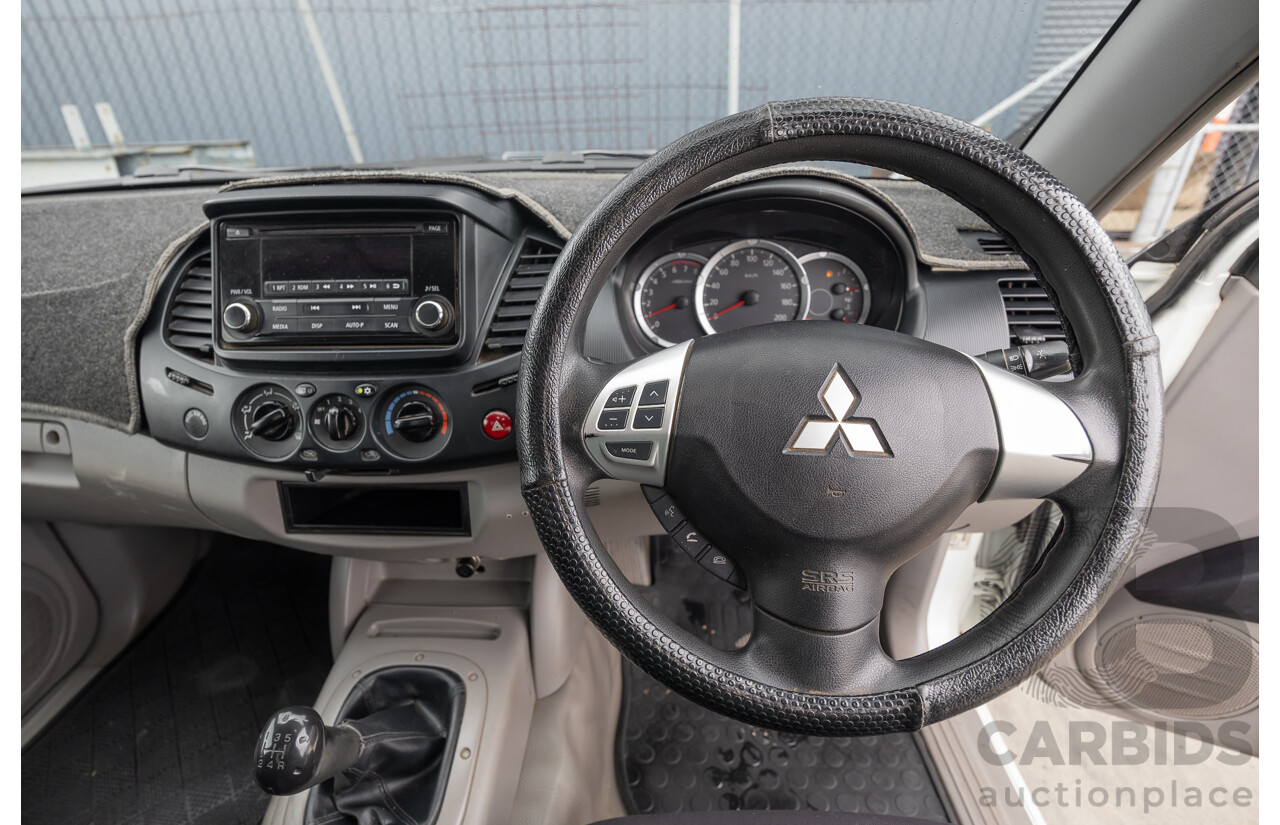 03/2015 Mitsubishi Triton GL MN MY15 C/Chas white  2.4L