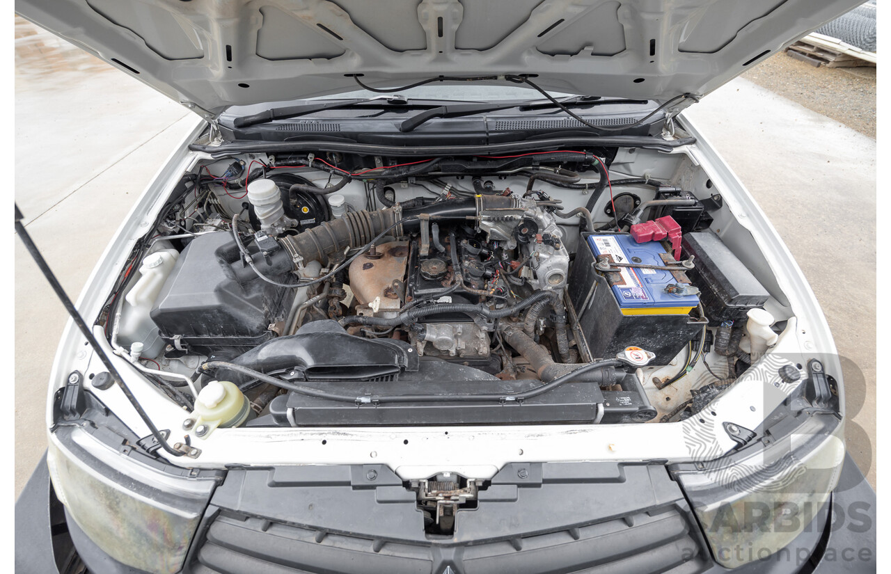 03/2015 Mitsubishi Triton GL MN MY15 C/Chas white  2.4L