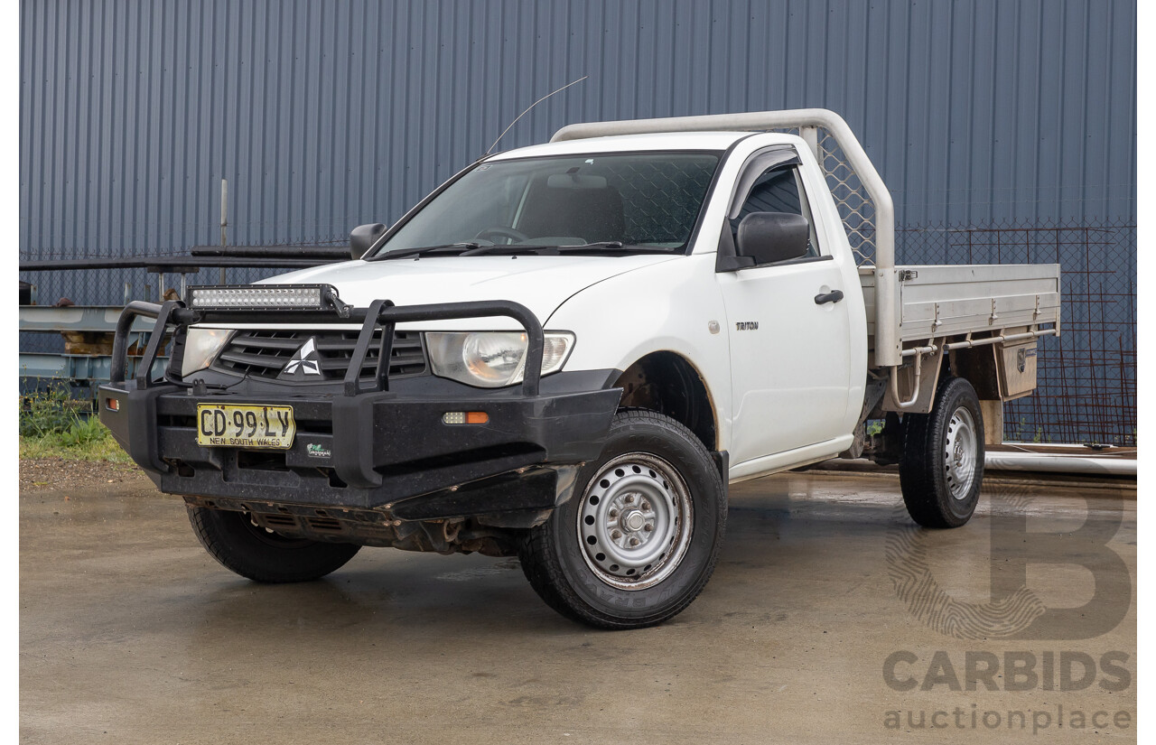 03/2015 Mitsubishi Triton GL MN MY15 C/Chas white 2.4L