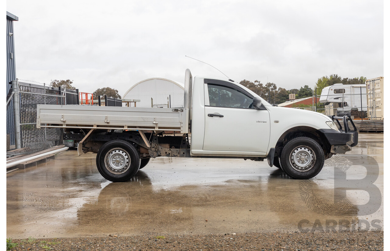 03/2015 Mitsubishi Triton GL MN MY15 C/Chas white 2.4L