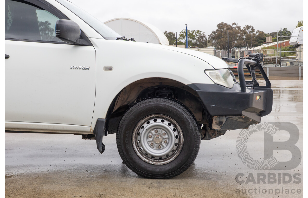 03/2015 Mitsubishi Triton GL MN MY15 C/Chas white  2.4L