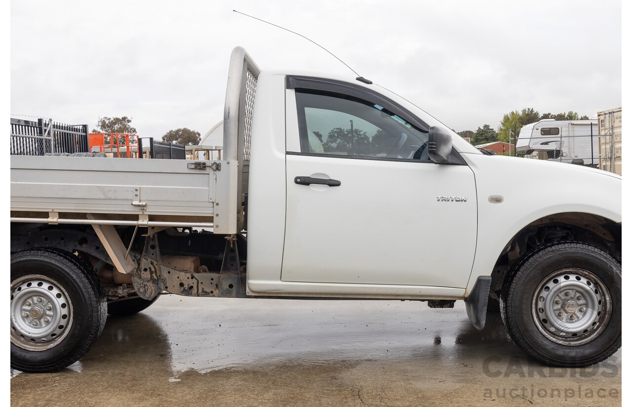 03/2015 Mitsubishi Triton GL MN MY15 C/Chas white  2.4L