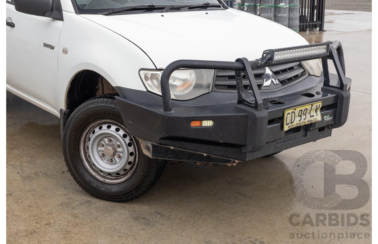 03/2015 Mitsubishi Triton GL MN MY15 C/Chas white  2.4L